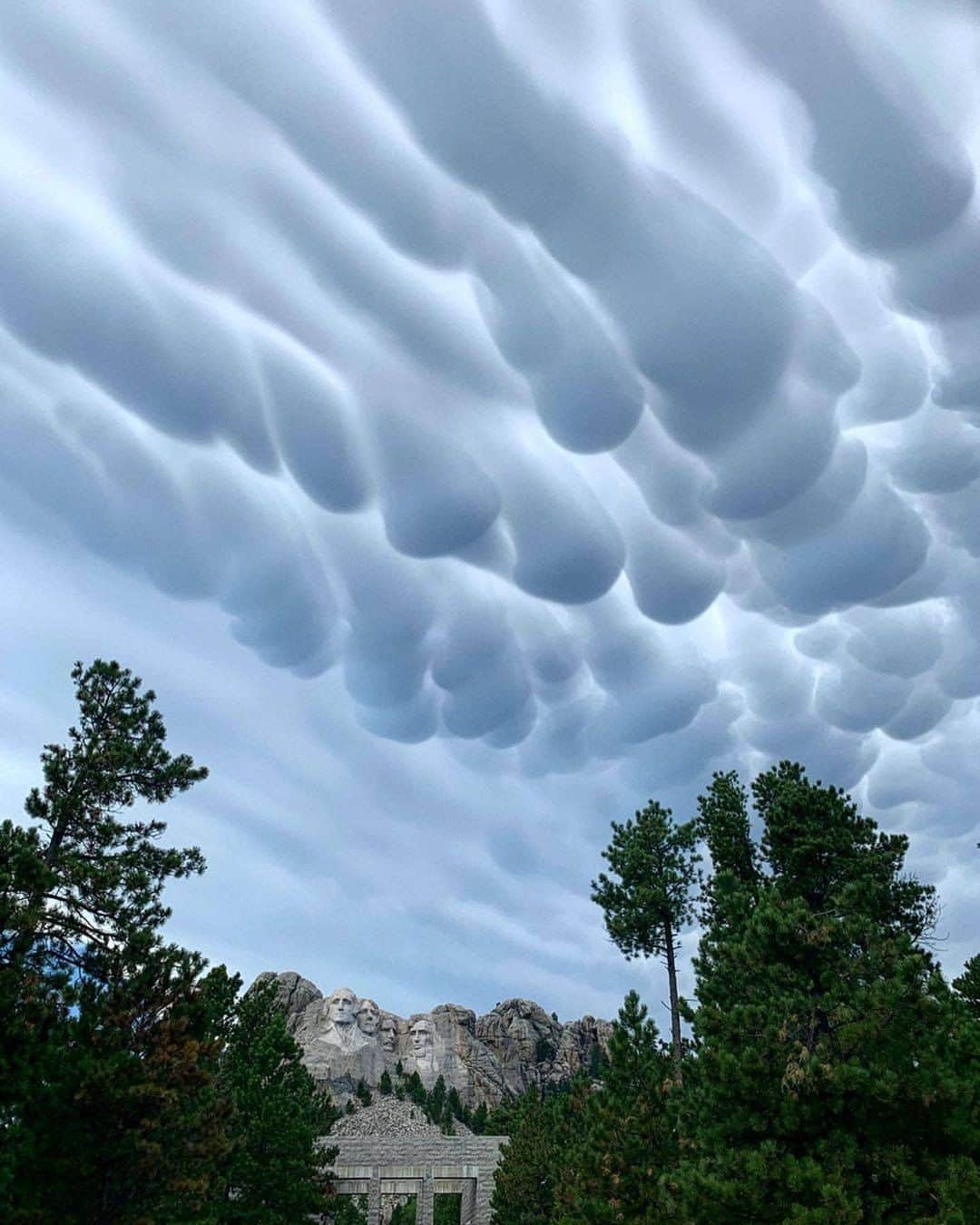 Discover Earthさんのインスタグラム写真 - (Discover EarthInstagram)「Mammatus Clouds over Mount Rushmore. ☁️ These Clouds are some of the most unusual and distinctive clouds formations with a series of bulges or pouches emerging from the base of a cloud. They are formed by cold air sinking down to form the pockets   #discoverusa🇺🇸 with @lauremattuzzi  . . . . .  #america  #mountrushmore  #southdakota  #travel  #usa  #roadtrip  #blackhills  #mtrushmore  #adventure  #travelgram  #badlandsnationalpark  #mountrushmorenationalmemorial  #travelphotography  #keystone  #mountains  #photooftheday  #vacation  #bucketlist  #fun  #nationalparks  #art  #crazyhorse  #custerstatepark  #instatravel  #love  #mountain  #presidents  #traveling  #trip」12月14日 1時00分 - discoverearth