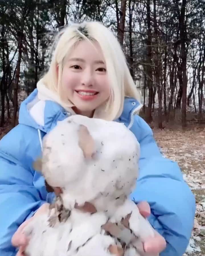 のインスタグラム：「오늘 일어나자마자 #첫눈 보고 신난 강아지마냥 뛰어놀았어!!!!! ☃️❄️☃️❄️ #FirstSnow in Korea🤍🖤🤍🖤」