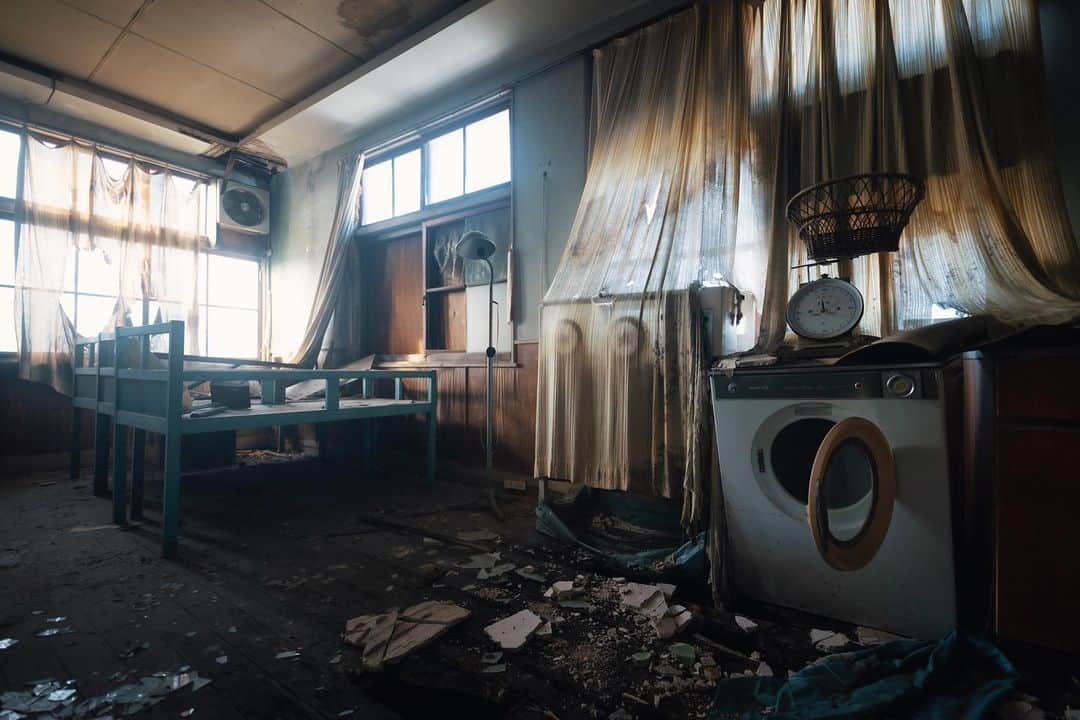 啝 （わ）のインスタグラム：「Abandoned clinic 𓆲 𓆲 𓆲 #abandonedafterdark #urbex_supreme #desertedplaces #abandon_seekers_ #urbex_regards #welcometwoneverland #kings_abandoned #abandonedcentral #the_urbex_institute #renegade_abandoned #rsa_preciousjunk #glitz_n_grime #gotrespassing #savethedecay #bandorebelz #abandoned_addiction #abandoned #urbex #global_urbex #urbex_utopia #abandonig #allabandoned #urbex_kings #sombrexplore #grime_lords #urbxtreme #all_is_abandoned #discarded_butnot_forgotten #廃墟 #made_in_decay」