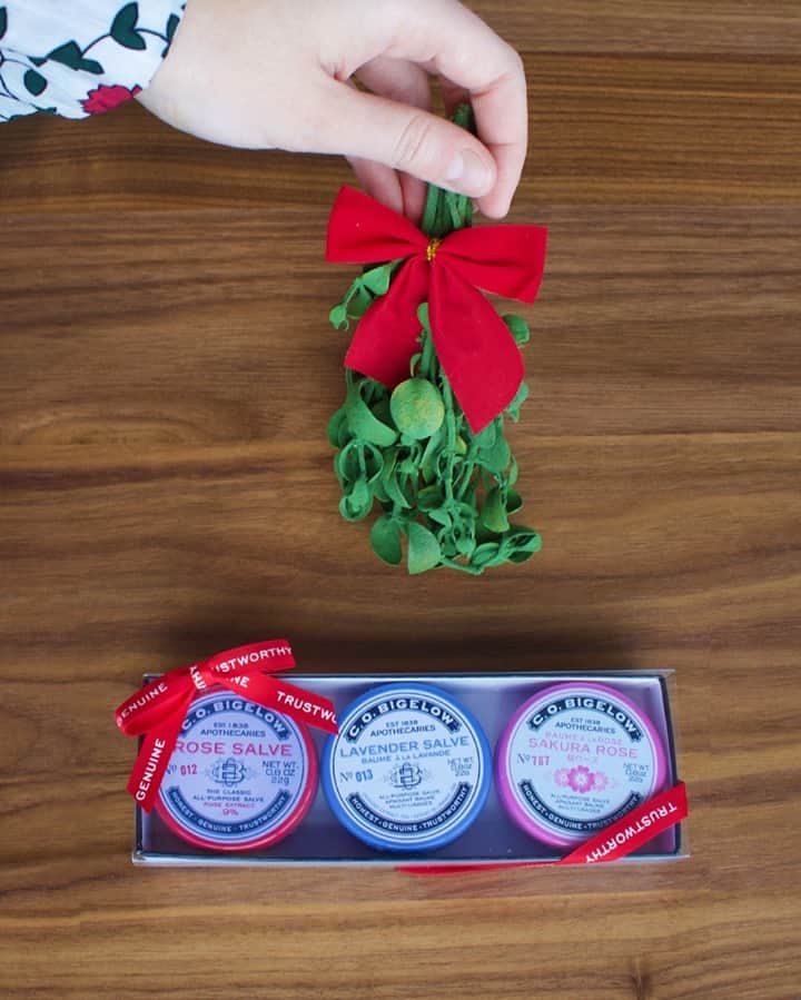 C.O. Bigelowさんのインスタグラム写真 - (C.O. BigelowInstagram)「Pucker up! 😘 Get mistle-toe ready with 3️⃣ of our all-purpose salves! 🌿  Also the perfect stocking stuffer, our set includes our classic 🌹, soothing Lavender, and Sakura Rose flavors! 🎁⁠」12月14日 0時58分 - cobigelow