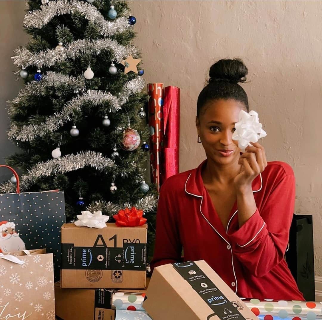 Amazonさんのインスタグラム写真 - (AmazonInstagram)「The weather outside is frightful ❄️, which makes staying inside and holiday shopping so delightful! 😉✨I 📸: @riamichelle」12月14日 0時59分 - amazon