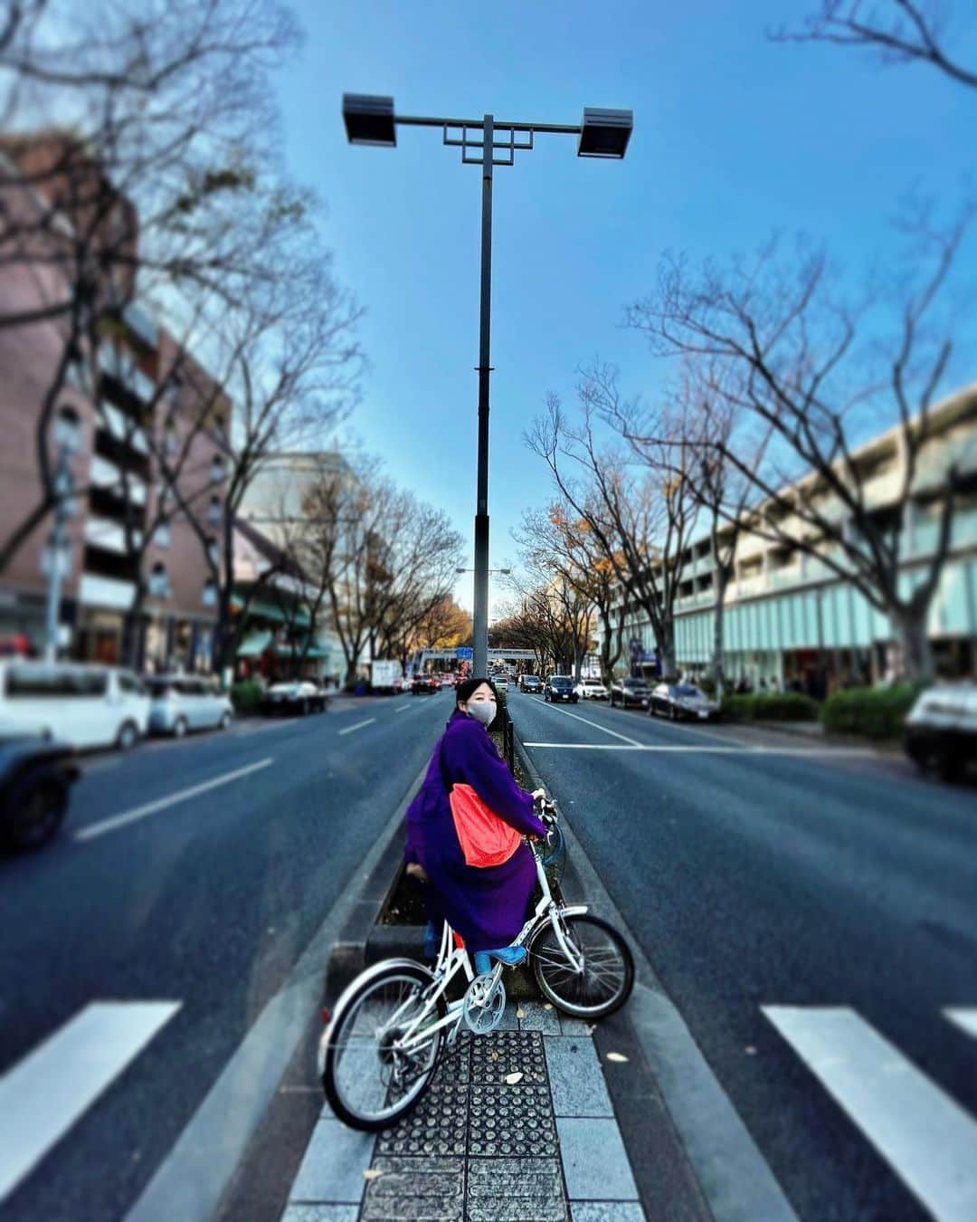 たむらぱんのインスタグラム：「私はかつて自転車倶楽部にいた。  『くもりだったら自転車でいこう』をおのれの合図に、そんな日はちゃりんこに乗って回転を加えて漕いで向かいます。スタジオにも、安全に。さてさらにさらに気をつけながら、みなさん元気にいかまいか😊ですね。 とんねるずが番組でさよならするときに「バーイバイシクル」（音はバーイバイセコーだった）と言ってた気がしたんだけど、記憶ちがいかな。探したけれど見つからないんだ。  #自転車#ちゃりんこ #bicycle#work#bybicycle」