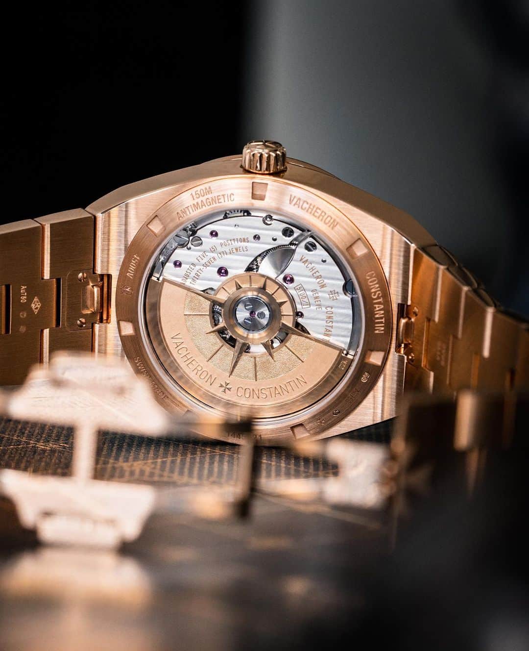 のインスタグラム：「⁣Nothing to hide. ⁣⚙️⠀ ⠀ The visual journey begins on the dial and continues on the transparent sapphire crystal caseback of the Overseas self-winding. A symbol of escapism and exploration, the 41 mm Overseas self-winding model, unveiled at the Watches & Wonders Shanghai 2020 exhibition, combines its sleek silhouette sculpted in pink gold with a blue Overseas dial.⠀ ⠀ Picture courtesy of @mathiaslefevre⠀ ⠀ ⠀ ⁣#VacheronConstantin #OneOfNotMany #vacheron #thehourlounge #watches #watch #watchesofinstagram #horology #watchoftheday #instawatch #geneva #swissmade #swisswatch #watchesofinstagram #luxury #luxurywatch #vcoverseas⠀ ⠀」