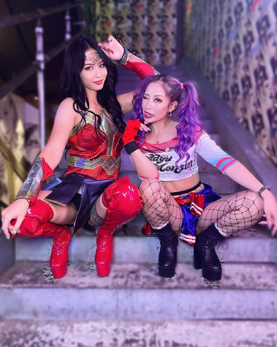 CHAKIのインスタグラム：「❤︎*。 . 先週金曜日の#アニメコスプレ イベント❤️💙 . 急遽だったから私は#ハーレークイン ！ そしたらミヤビも#ワンダーウーマン で #アメコミ 仲間いて嬉しかった！✨ . 皆ちあきのハーレークイン 似合ってて良い〜って言ってくれて 嬉ちかったぁ🤣💓💜 . .  #パリオン #パーティーオン東京 #バーレスク東京 #バーレスクヤバイ #クラブ #boxdisco #roppongi #showdancer #gogodancer #ダンサー #モデル #かわいい #cute #sexy #パリピ #ギャル #Japanesegirl #ハイトーン #パープルカラー #tiktok #follow #me #swag #インスタ映え #live配信 #エンタメ活動を止めない」