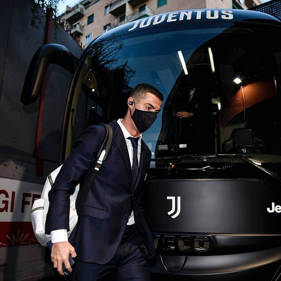 ユヴェントスFCさんのインスタグラム写真 - (ユヴェントスFCInstagram)「🗣 Start spreading the news…. The Bianconeri are HERE! ⚪⚫  #GenoaJuve #FinoAllaFine #ForzaJuve」12月14日 1時07分 - juventus