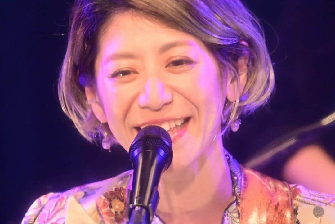 サトウヒロコさんのインスタグラム写真 - (サトウヒロコInstagram)「💃✨ 恵比寿天窓.switchでのラストライブでした。 バースデーライブ20回大会を、スタートさせた天窓系列のswitchで奏でられたことが嬉しかったです。 お客さんがいる中で歌えることが幸せでした。 来てくれた皆様、配信見てくれた皆様、ありがとうございました😭 . アーカイブは2週間ご覧いただけます。 ぜひご覧あそばせ✨ 『天窓なくさない』って、吉川さんが約束してくれた。その時はまたお祝いしなくっちゃね✨ . いったんはお疲れ様でした。 沢山の愛と夢をありがとう。 天窓...愛してます。 . #サトウヒロコ #ギターボーカル #guitar #vocal #シンガーソングライター #シンガー #singer #関慶和 #ドラム #drums #山崎洋 #ベース #bass #高山和芽 #キーボード #keyboard  #恵比寿天窓switch #恵比寿 #天窓 #switch」12月14日 1時08分 - satohiroko1208