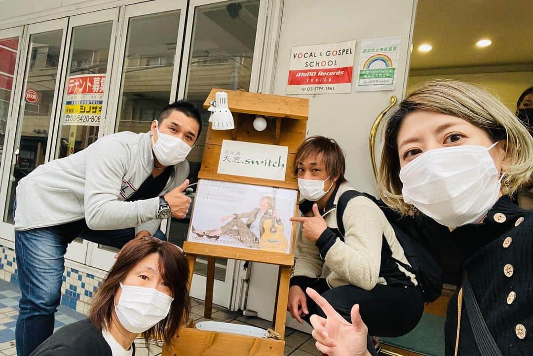 サトウヒロコさんのインスタグラム写真 - (サトウヒロコInstagram)「💃✨ 恵比寿天窓.switchでのラストライブでした。 バースデーライブ20回大会を、スタートさせた天窓系列のswitchで奏でられたことが嬉しかったです。 お客さんがいる中で歌えることが幸せでした。 来てくれた皆様、配信見てくれた皆様、ありがとうございました😭 . アーカイブは2週間ご覧いただけます。 ぜひご覧あそばせ✨ 『天窓なくさない』って、吉川さんが約束してくれた。その時はまたお祝いしなくっちゃね✨ . いったんはお疲れ様でした。 沢山の愛と夢をありがとう。 天窓...愛してます。 . #サトウヒロコ #ギターボーカル #guitar #vocal #シンガーソングライター #シンガー #singer #関慶和 #ドラム #drums #山崎洋 #ベース #bass #高山和芽 #キーボード #keyboard  #恵比寿天窓switch #恵比寿 #天窓 #switch」12月14日 1時08分 - satohiroko1208