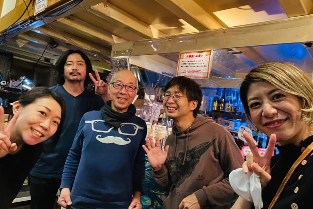 サトウヒロコさんのインスタグラム写真 - (サトウヒロコInstagram)「💃✨ 恵比寿天窓.switchでのラストライブでした。 バースデーライブ20回大会を、スタートさせた天窓系列のswitchで奏でられたことが嬉しかったです。 お客さんがいる中で歌えることが幸せでした。 来てくれた皆様、配信見てくれた皆様、ありがとうございました😭 . アーカイブは2週間ご覧いただけます。 ぜひご覧あそばせ✨ 『天窓なくさない』って、吉川さんが約束してくれた。その時はまたお祝いしなくっちゃね✨ . いったんはお疲れ様でした。 沢山の愛と夢をありがとう。 天窓...愛してます。 . #サトウヒロコ #ギターボーカル #guitar #vocal #シンガーソングライター #シンガー #singer #関慶和 #ドラム #drums #山崎洋 #ベース #bass #高山和芽 #キーボード #keyboard  #恵比寿天窓switch #恵比寿 #天窓 #switch」12月14日 1時08分 - satohiroko1208