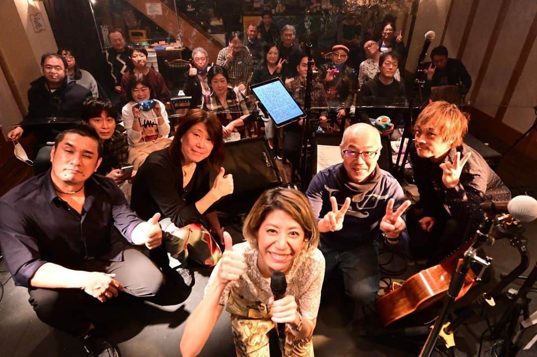 サトウヒロコのインスタグラム：「💃✨ 恵比寿天窓.switchでのラストライブでした。 バースデーライブ20回大会を、スタートさせた天窓系列のswitchで奏でられたことが嬉しかったです。 お客さんがいる中で歌えることが幸せでした。 来てくれた皆様、配信見てくれた皆様、ありがとうございました😭 . アーカイブは2週間ご覧いただけます。 ぜひご覧あそばせ✨ 『天窓なくさない』って、吉川さんが約束してくれた。その時はまたお祝いしなくっちゃね✨ . いったんはお疲れ様でした。 沢山の愛と夢をありがとう。 天窓...愛してます。 . #サトウヒロコ #ギターボーカル #guitar #vocal #シンガーソングライター #シンガー #singer #関慶和 #ドラム #drums #山崎洋 #ベース #bass #高山和芽 #キーボード #keyboard  #恵比寿天窓switch #恵比寿 #天窓 #switch」
