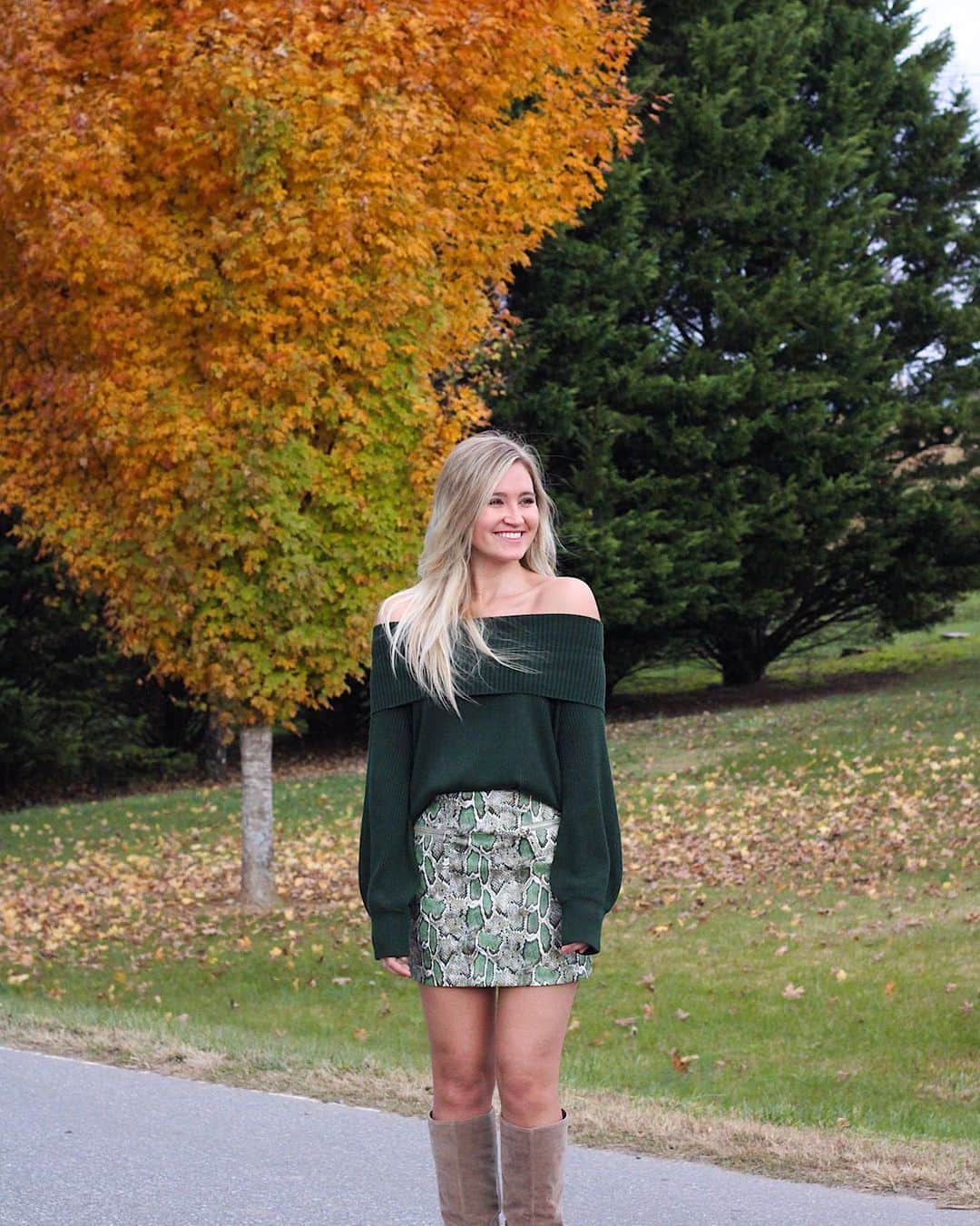 サシャ・カリスのインスタグラム：「Already missing the fall leaves in North Carolina! 🍁 Is it snowing yet where you are? Derek and I are thinking about going on a snowy vacay next month, any suggestions? 🤩❄️  Outfit linked through @liketoknow.it in stories! 🤍  #liketoknowit #ltkfashion #ltkfall #ltkstyletip #ltkit #autumnvibes🍁 #fallfashion #fireplace #firepit #northcarolina #nc #outdoors #ootd #ootdfashion #ltkhome #ltkholidaystyle #ltktravel #ltkstyle ✨」
