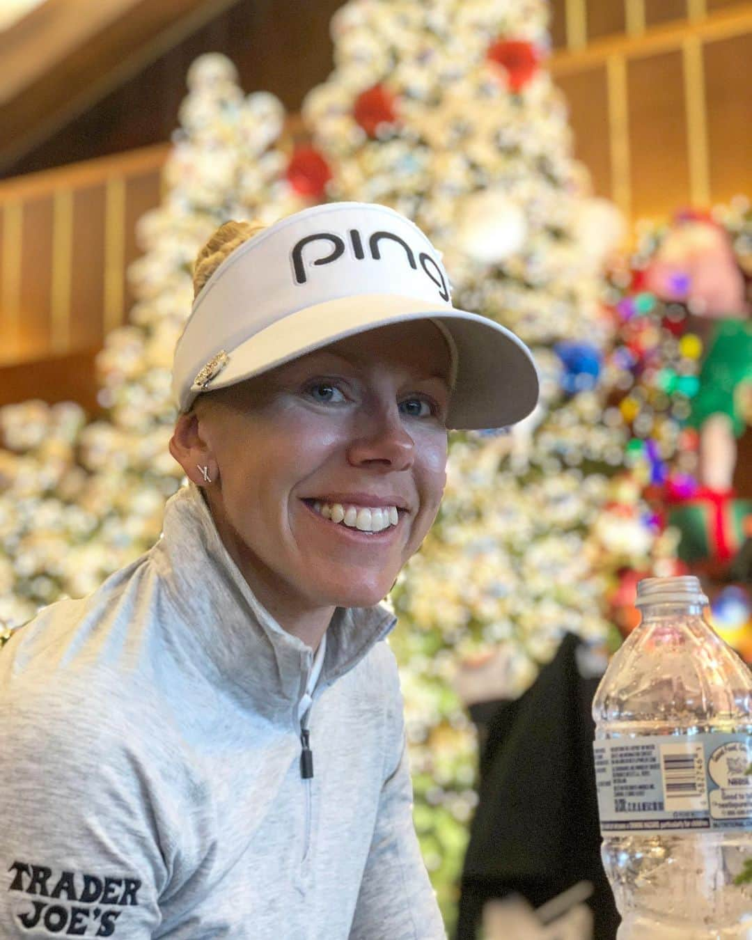 Pernilla Lindbergさんのインスタグラム写真 - (Pernilla LindbergInstagram)「Festive, socially distanced rain delay at the @uswomensopen. 🌲🏌🏼‍♂️😷」12月14日 1時17分 - pernillagolf