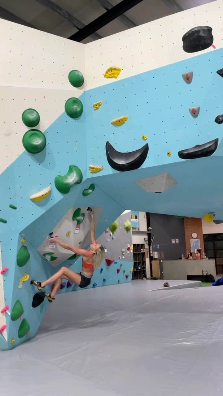 シエラ・ブレア・コイルのインスタグラム：「Whether I’m in Scottsdale, Salt Lake, or Cancun, I can #LogAnyClimbAnywhere with @myclimbapp 💪🏼 MyClimb makes it easy to log my climbing training, keep track of my progress, and gives me amazing off the wall workouts to try as well! Give MyClimb a download and you won’t be disappointed 😃 #LearnTrainClimb」