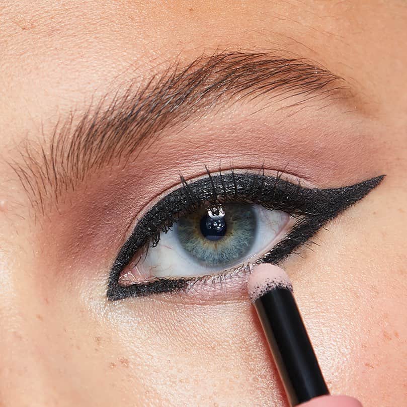 Maybelline New Yorkさんのインスタグラム写真 - (Maybelline New YorkInstagram)「Drop a 🖤 below if you’d rock this detached liner for the holidays! Re-create it with our #colorstrike shade in ‘charm’, and tattoo studio liner in ‘deep onyx’. @abbytarter」12月14日 1時22分 - maybelline