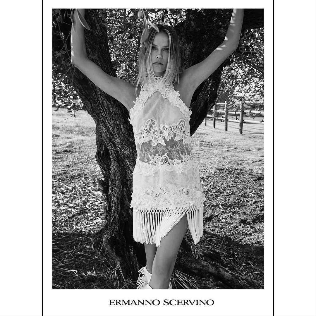 ナターシャ・ポーリーのインスタグラム：「@ermannoscervino S/S 2021 By @luigiandiango 🖤」