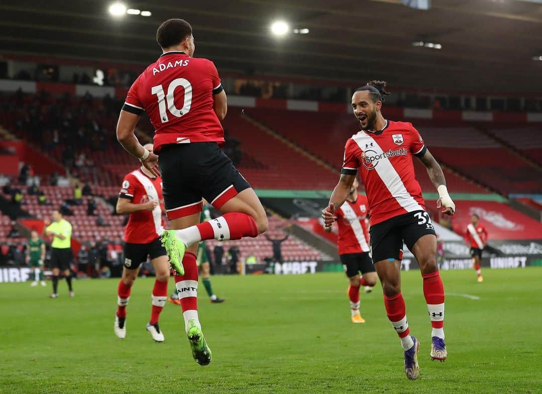 セオ・ウォルコットさんのインスタグラム写真 - (セオ・ウォルコットInstagram)「It was so special to have fans back in St Mary’s today. Those 3 points were for you ❤️🤍🖤 #saintsfc」12月14日 1時25分 - theowalcott