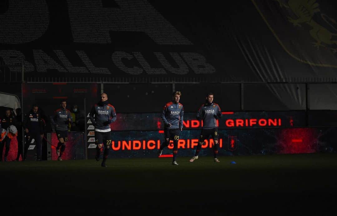 ジェノアCFCさんのインスタグラム写真 - (ジェノアCFCInstagram)「🔴🔵 Undici Grifoni. Avanti Genoa!  ⚽️ #GenoaJuventus」12月14日 1時35分 - genoacfc