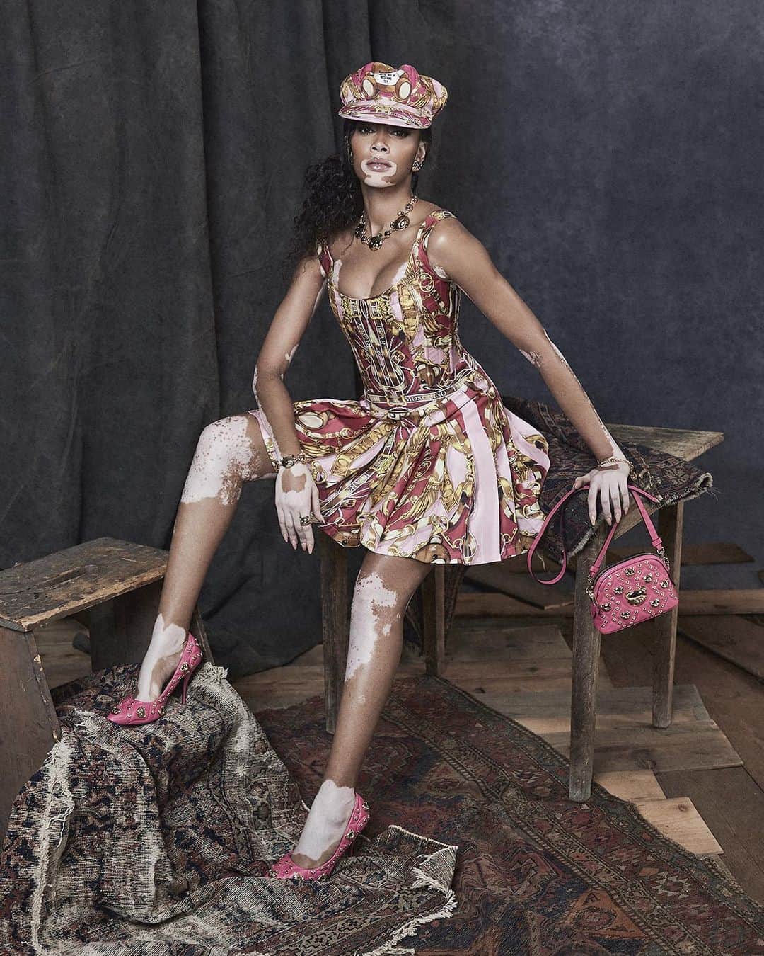 ジェレミー・スコットのインスタグラム：「WIIIN-TEE !!! @winnieharlow WEARING @moschino PINK SCARF PRINT BEAR 🐻 LEWKZ 📸 @marcus_mam 💇🏽‍♀️ @cesar4styles 👄 @adamburrell 💅🏼 @nails_by_yoko」