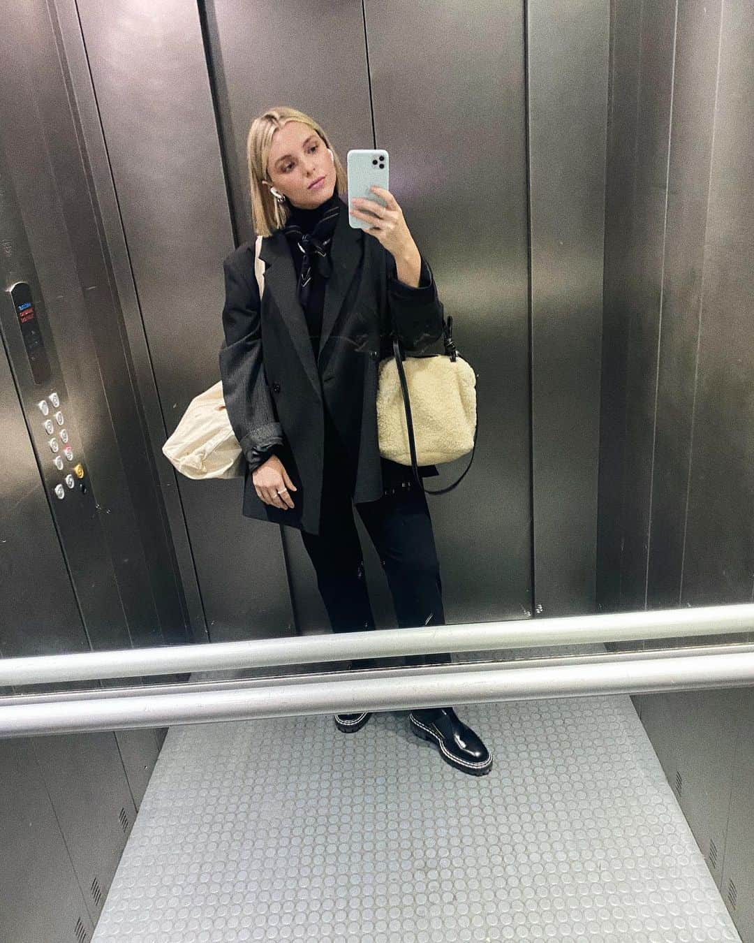 Estée Lalondeのインスタグラム：「🖤🤍 keeping it neutral 🤍🖤」