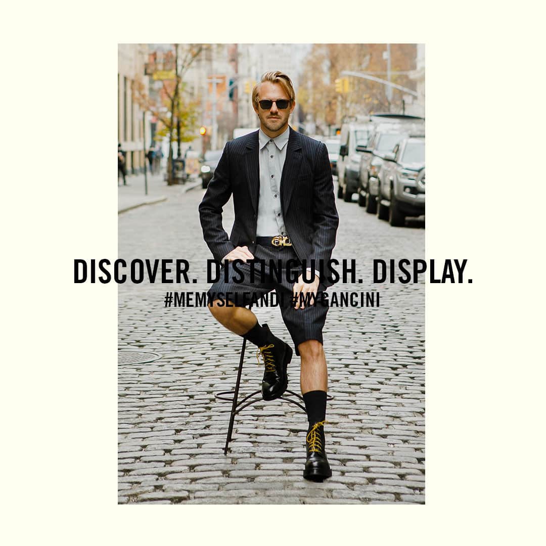 サルヴァトーレ・フェラガモのインスタグラム：「Traditional menswear codes encounter more contemporary notions of style with the MyGancini personalization which serves as an extension of one’s self and creativity. Featuring @aguynamedpatrick in a custom Gancini belt configuration, channelling the relaxed ease of a person confident in owning their individuality. #MeMySelfieAndI #MyGancini⠀ Explore the service in over 24 stores worldwide and find the store nearest you through the link in bio.」