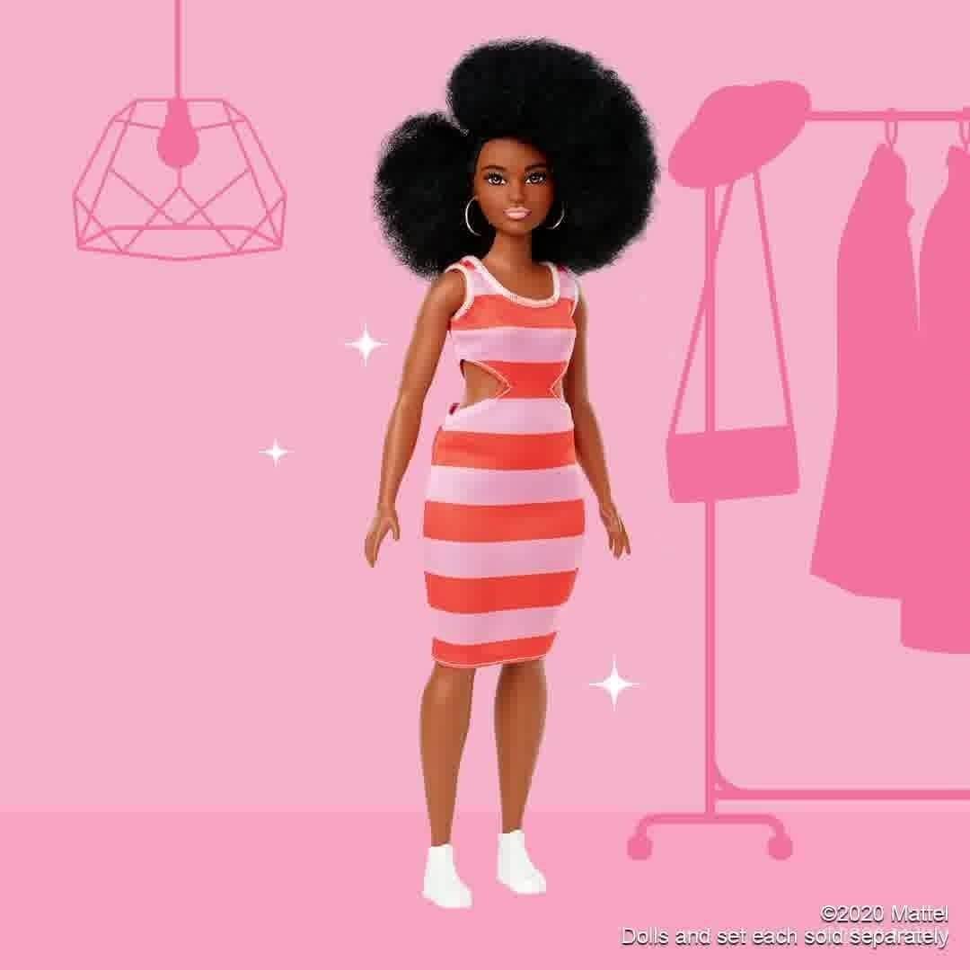 バービーのインスタグラム：「Styles for every story. 👗💞 Step inside the #Barbie Dream Closet for a world of fashion possibilities!」