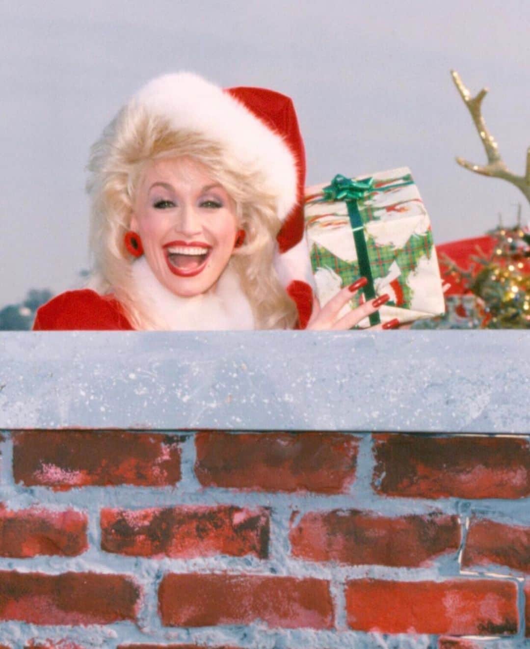 リース・ウィザースプーンのインスタグラム：「Now THIS is the holiday energy we need right now!!!! *plays Dolly’s Holly Dolly Christmas Album all day long* 🎄」