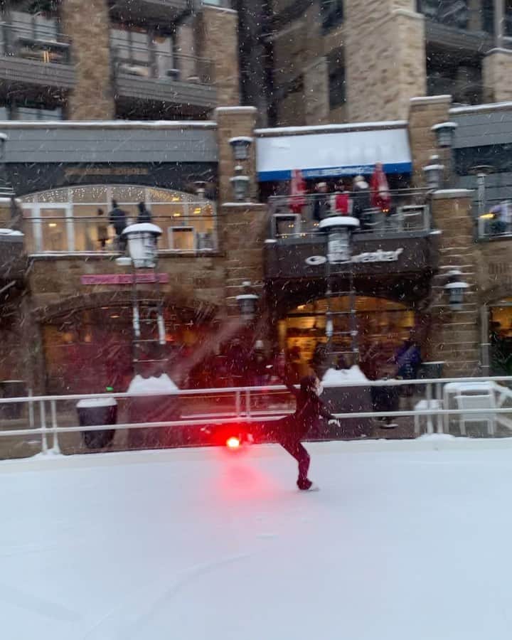 カレン・チェンのインスタグラム：「skating in the snow ✔️ #BucketList #WearMaskWhile . . . 📸: @campulk」