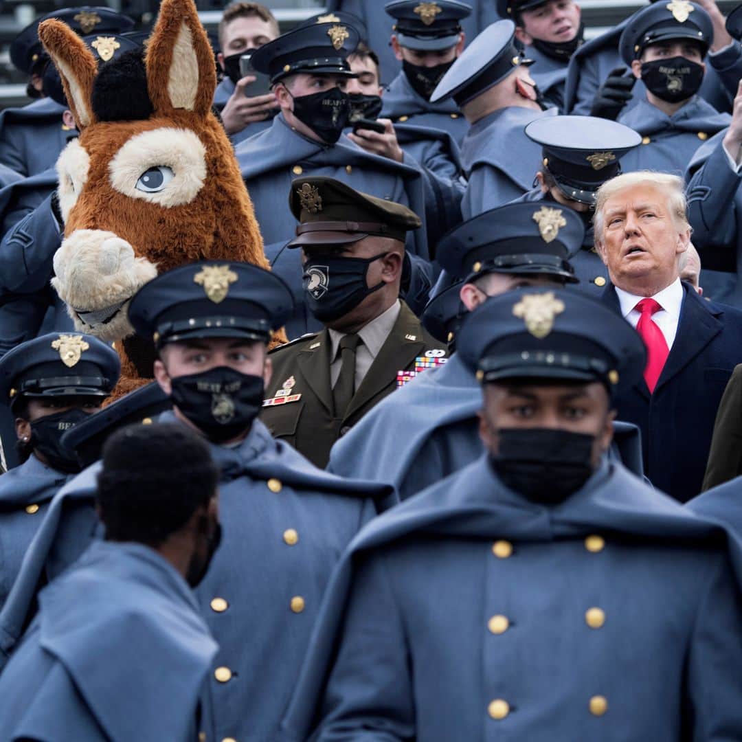 AFP通信さんのインスタグラム写真 - (AFP通信Instagram)「AFP Photo 📷 @bsmialowski - US President Donald Trump joins West Point cadets during the Army-Navy football game at Michie Stadium on December 12, 2020 in West Point, New York.」12月14日 1時37分 - afpphoto