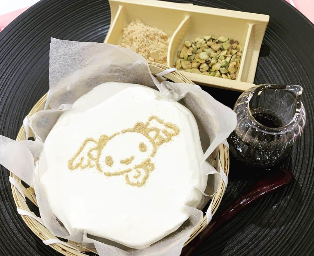 みくるんさんのインスタグラム写真 - (みくるんInstagram)「日帰り京都で発見した シナモロールカフェ❄️  わらび餅と抹茶ラテいただいたよー💖可愛いかった🐰💖  #メイドカフェ#プティパルフェ#住吉#アールズカフェ#錦#キャバクラ#名古屋#YouTube#シナモロール#シナモロールカフェ#京都」12月14日 1時39分 - milkurumin123