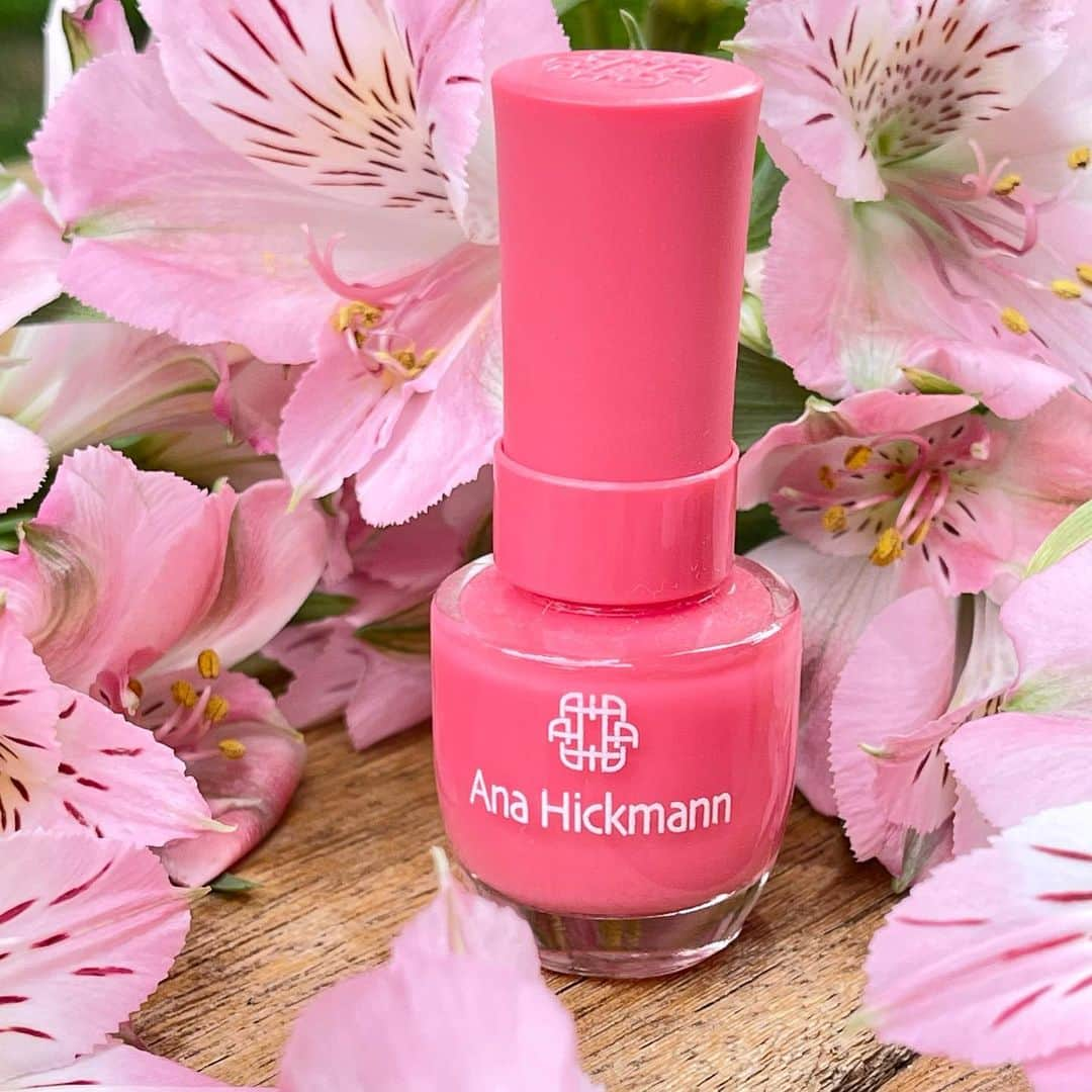 Ana Hickmannさんのインスタグラム写真 - (Ana HickmannInstagram)「Toda minha coleção de esmaltes e make up tem inspiração na natureza. Meu jardim é fonte de muitas ideias🌸. Qual é a  sua cor favorita? Me conta🥰. @anahickmann.beauty #esmaltes #anahickmannesmaltes #anahickmannbeauty #makeuplover #batomliquido」12月14日 1時41分 - ahickmann