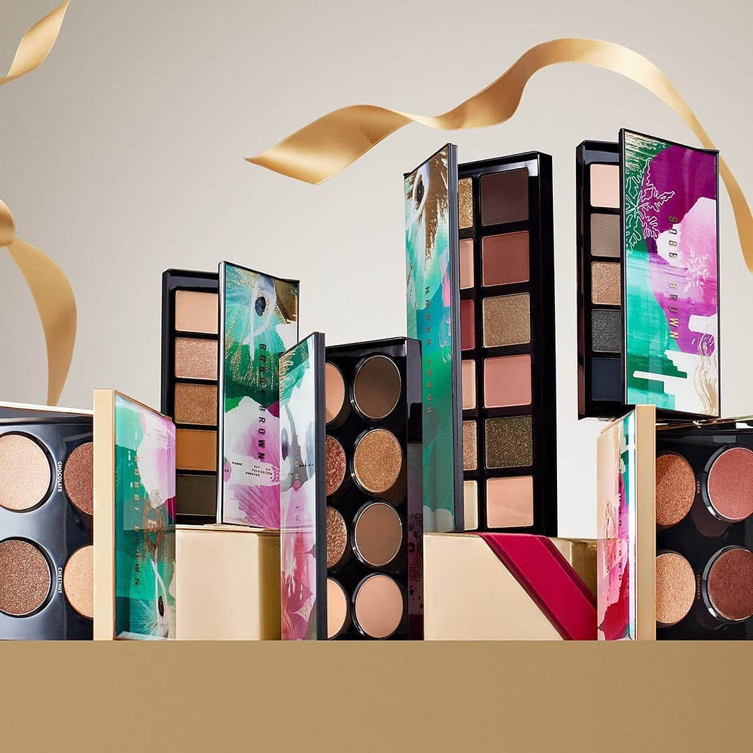 ボビイブラウンさんのインスタグラム写真 - (ボビイブラウンInstagram)「All eyes on great gifts. Our limited-edition holiday eye shadow palettes come in a variety of shades, textures, and finishes that wow no matter how you wear them.    Tap to shop the collection.    #bobbibrown #beauty #eyeshadowpalettes #holidaymakeup #limitededition #luxeencoreholiday」12月14日 1時42分 - bobbibrown