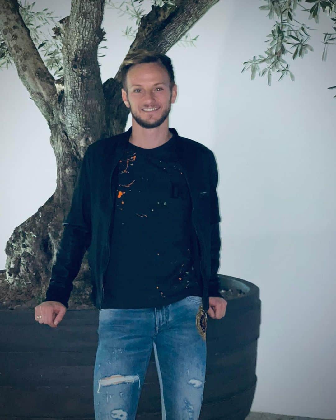 イヴァン・ラキティッチのインスタグラム：「How was your day? I hope that you had a great weekend! // Espero que pasaron un buen fin de semana! 🙋🏼‍♂️🙃👍🏼 @dolcegabbana #IvanRakitic」