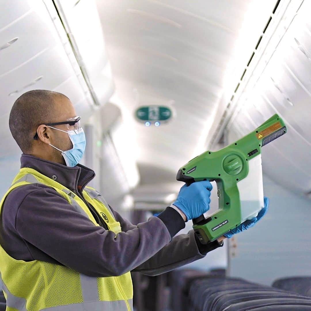 のインスタグラム：「From our industry-leading Air Canada CleanCare+ program to on-board HEPA air filters that remove 99.9% of particles, including the virus responsible for COVID-19, find out how we’re keeping you safe every step of the way. . . De notre programme Air Canada SoinPropre+ à l’avant-garde de l’industrie aux filtres HEPA qui éliminent 99,9% des particules, incluant les virus comme celui qui est responsable de la COVID-19, nous veillons à votre sécurité à chaque étape du processus.」