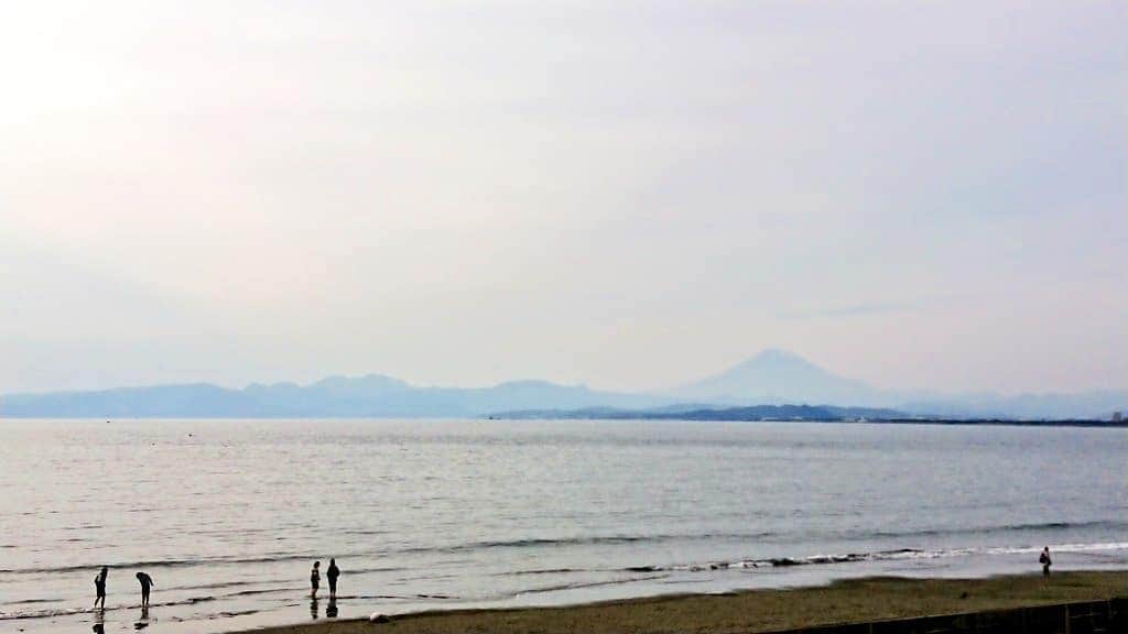 桜花さんのインスタグラム写真 - (桜花Instagram)「富士山🗻が見えて  ハピピーン＼(^^)／🍀✨  海と山、 素敵なナイスコンビです💠  久々に海を見ました✨ 海は広くて、広くて 広ーい存在でした🍀  サップやヨットをしている人も、たくさんいました✨  #富士山  #海 #山  #自然  #sea #うつくsea」12月14日 1時49分 - mountainohka