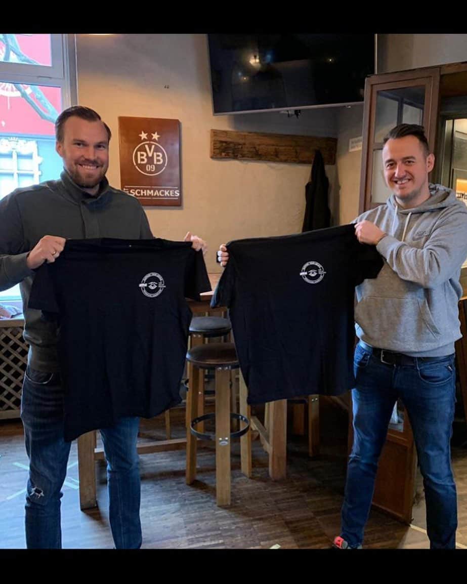 のインスタグラム：「#unbezahltewerbung  Unsere Freunde von @thesmartdresser und @unfair_athletics haben unter dem Motto #supportyourlocal ein gemeinsames Shirt an den Start gebracht. Dieses Shirt gibt es im jeweiligen Shop bis zum 31.12 zu bestellen und von jedem Shirt werden 15€ an unsere Freunde von @kinderlachen_ev gespendet. Eine mega Geschichte und wir hoffen das sich viele für diese Art der Unterstützung begeistern können. Vielen Dank für die Aufmerksamkeit, bleibt alle gesund 🍀🍀🍀」