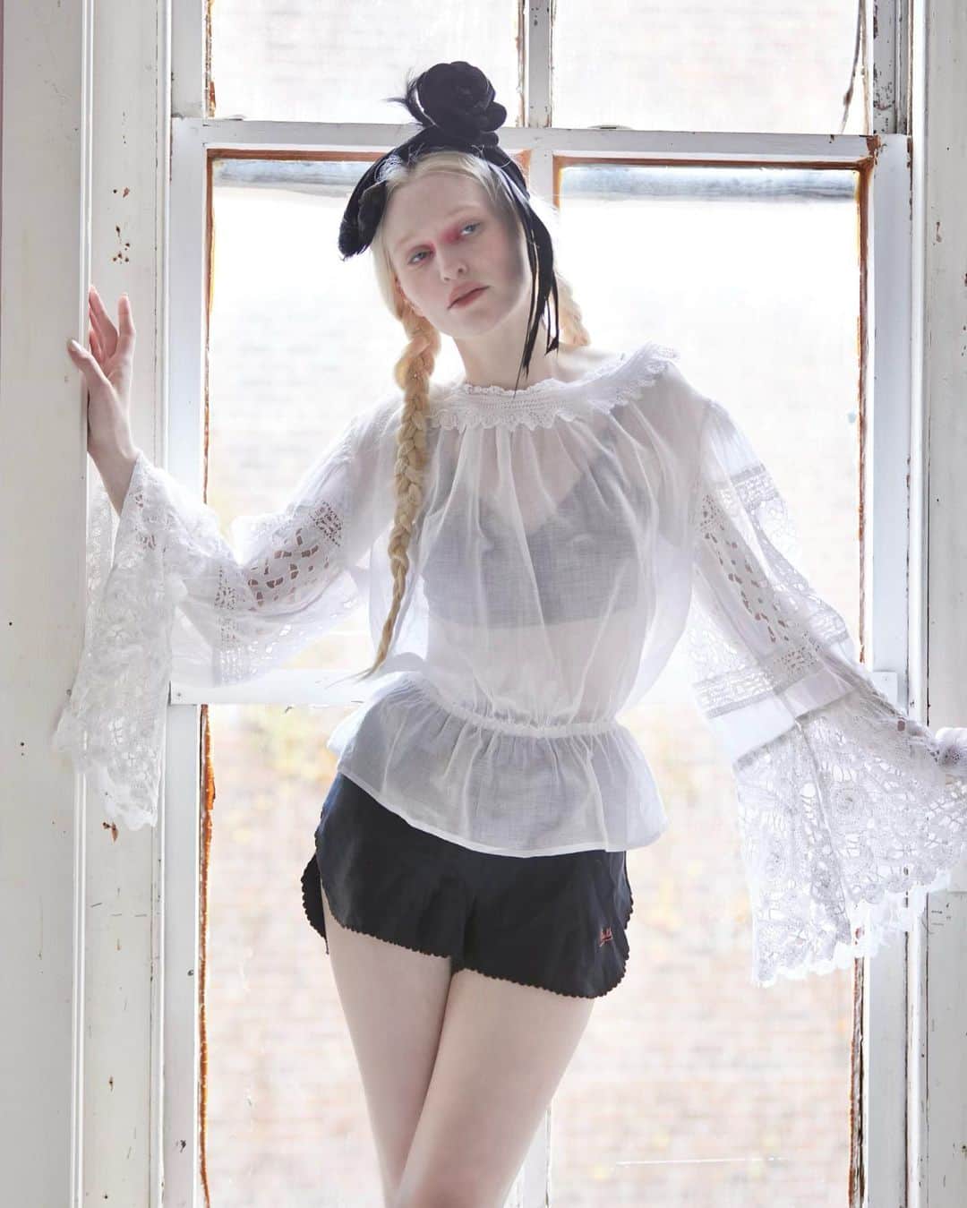ジル・スチュアートのインスタグラム：「🖤🖤🖤 @midnightdollsvintage #jillstuartbeauty #jillstuartbeautyus」