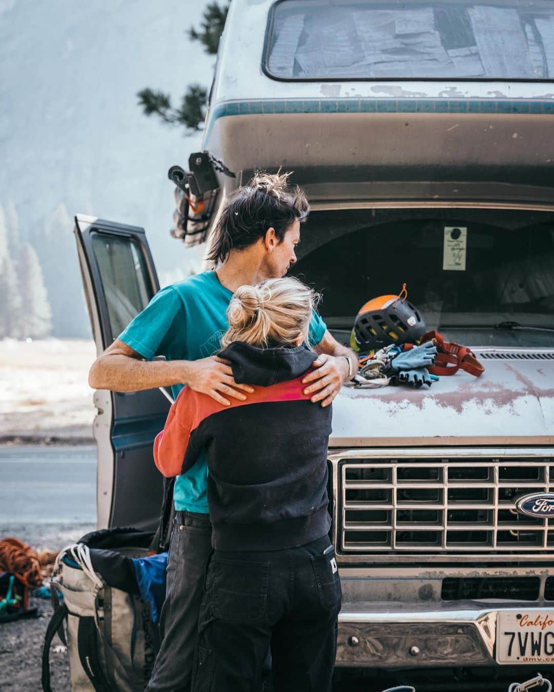 エミリー・ハリントンさんのインスタグラム写真 - (エミリー・ハリントンInstagram)「Our version of the van life 😬 // Sketchy Betty sure has some quirks, but she’s our home for many months a year and we have only a *few* complaints 😆 Mostly she’s all 🌈🌈 & 🌞 // @adrianballinger ❤️ // 📸 @jess_talley / @louderthan11 & @susietheis / #dangerstiktv」12月14日 1時54分 - emilyaharrington