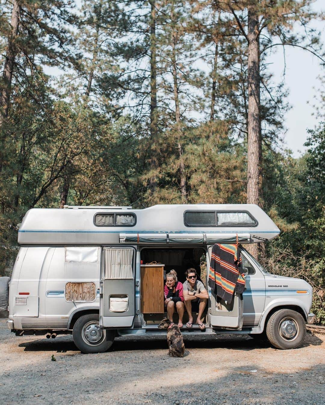 エミリー・ハリントンさんのインスタグラム写真 - (エミリー・ハリントンInstagram)「Our version of the van life 😬 // Sketchy Betty sure has some quirks, but she’s our home for many months a year and we have only a *few* complaints 😆 Mostly she’s all 🌈🌈 & 🌞 // @adrianballinger ❤️ // 📸 @jess_talley / @louderthan11 & @susietheis / #dangerstiktv」12月14日 1時54分 - emilyaharrington