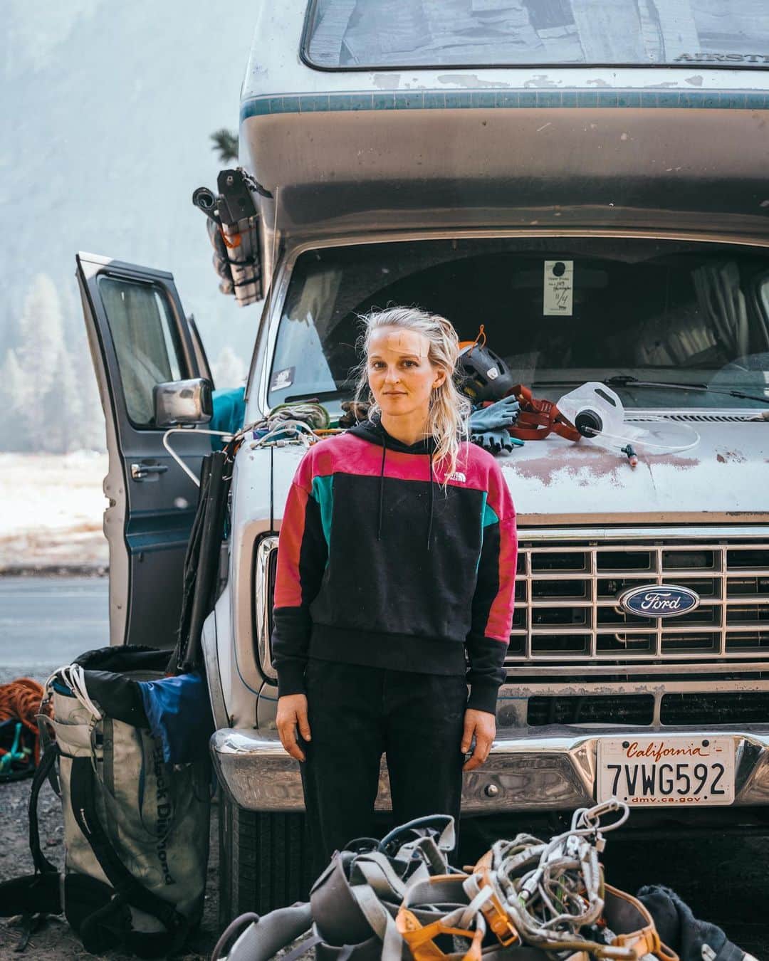 のインスタグラム：「Our version of the van life 😬 // Sketchy Betty sure has some quirks, but she’s our home for many months a year and we have only a *few* complaints 😆 Mostly she’s all 🌈🌈 & 🌞 // @adrianballinger ❤️ // 📸 @jess_talley / @louderthan11 & @susietheis / #dangerstiktv」
