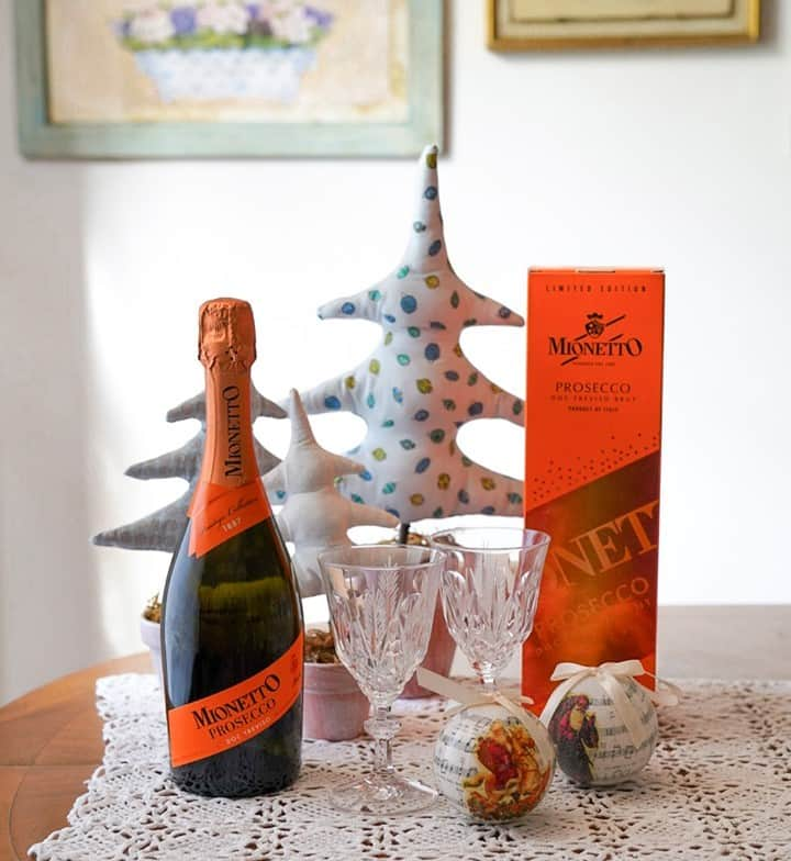 Mionetto USAさんのインスタグラム写真 - (Mionetto USAInstagram)「The Best Way to Spread Holiday Cheer, is Singing Loud for All to Hear. . . . .  . #Mionetto #MionettoProsecco #Prosecco #holiday #holidays #gift #giftbox #tablescape #dinnerware #tableware #glassware #onthetable #decoration #tablesetting #homemade #foodandwine #cheers #food #brunch #christams #lunch #sparklingwine #wine #wines #weekend #sunday #giftideas #foodie」12月14日 1時55分 - mionettoproseccousa