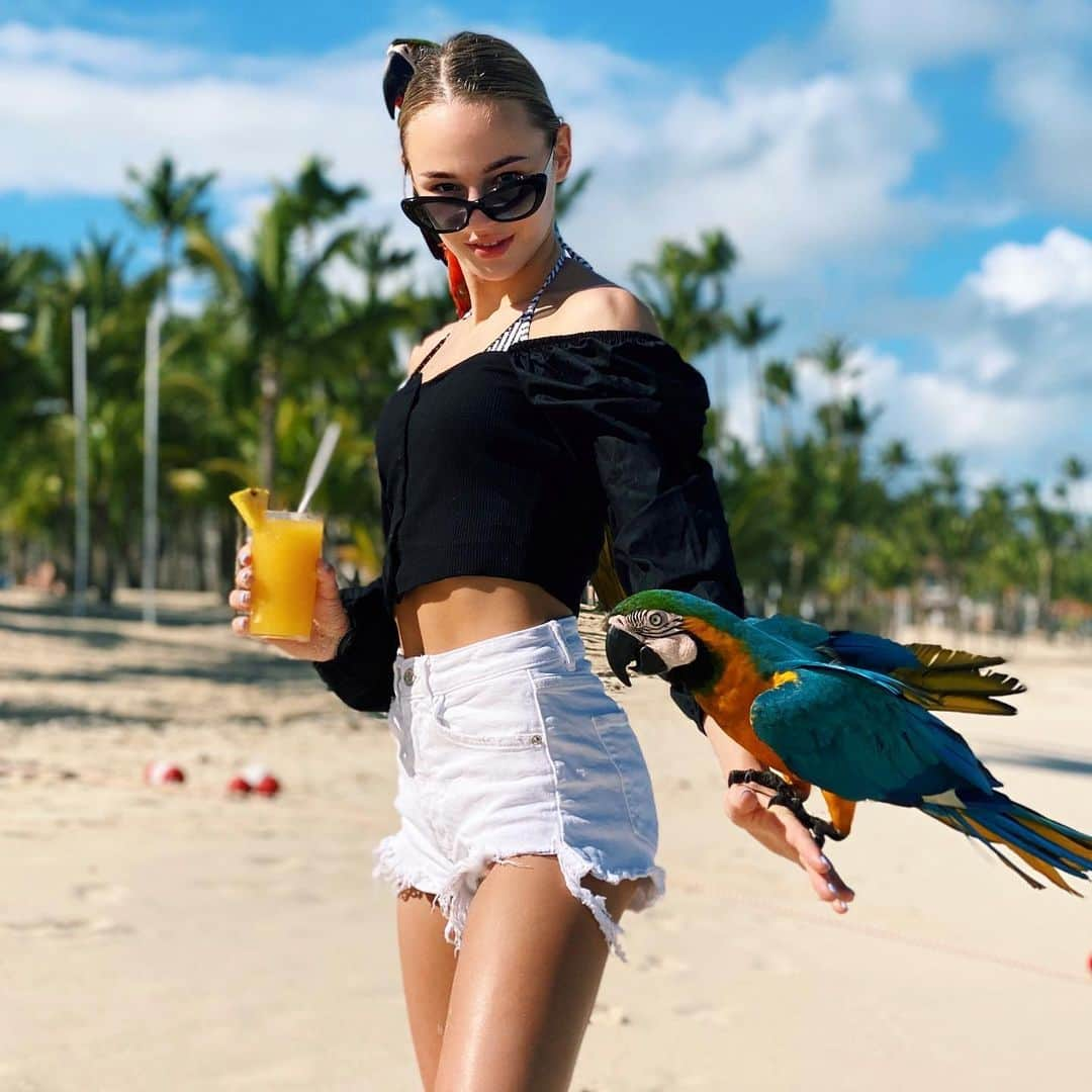 ダリア・ビロディドさんのインスタグラム写真 - (ダリア・ビロディドInstagram)「Экзотика🇩🇴🦜🍹 @royaltonpuntacana #dominicana #paradise」12月14日 1時56分 - dariabilodid7