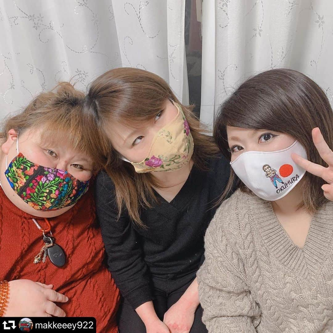 奥村茂雄さんのインスタグラム写真 - (奥村茂雄Instagram)「Gracias @makkeeey922 por usar cubrebocas del Tifón de Osaka!  - - #repost @makkeeey922 ・・・ はるかに3か月越しにソベ様のマスク渡せたーー😆🙏✨ さゆりっぺもついにプロレスマスクデビュー😋✨ @okumuracmll 選手ファンと @cmllsoberano 選手ファンが仲良く @mistercacao さんのお店で買った Cubrebocas ショット😷📸💪✨ ✩ あーちゃんとくのっぴもいるよ😋⭐️ ✩ 10.30のチケットマスターライブ観ました🙏✨ これからも応援しています💪 2016年のオクムラ選手のインタビューからパワーを沢山いただきました🙏✨ また世界に平和が戻り以前のような日常に戻ったら、オクムラ選手の試合を観戦したいです🙏✨  #高校同級生 #久しぶりの再会 #笑った笑った #cmll #tifondeosaka #okumuracmll  #soberanojr #cubrebocas #mistercacao #覆面屋工房」12月14日 1時57分 - okumuracmll