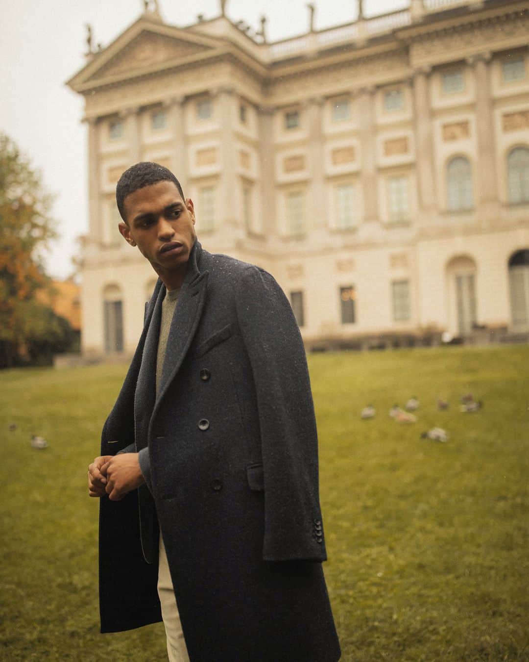 のインスタグラム：「Lush layers on cool winter days⁣ ⁣ #Milano #Boglioli #garden #VillaReale #FW2020 #elegant #campaign #coat #madeinitaly #handmade #style」