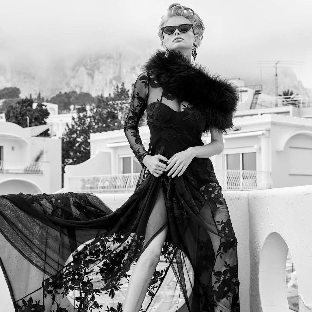 ゲスさんのインスタグラム写真 - (ゲスInstagram)「hollywood glam in capri 🖤 @julia__logan for the Bella Vita Campaign coming Feb '21 #GUESSFragrance」12月14日 2時00分 - guess