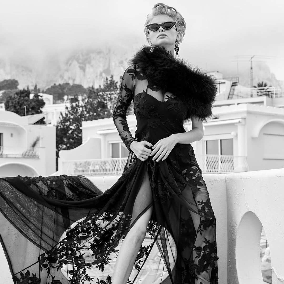 ゲスのインスタグラム：「hollywood glam in capri 🖤 @julia__logan for the Bella Vita Campaign coming Feb '21 #GUESSFragrance」