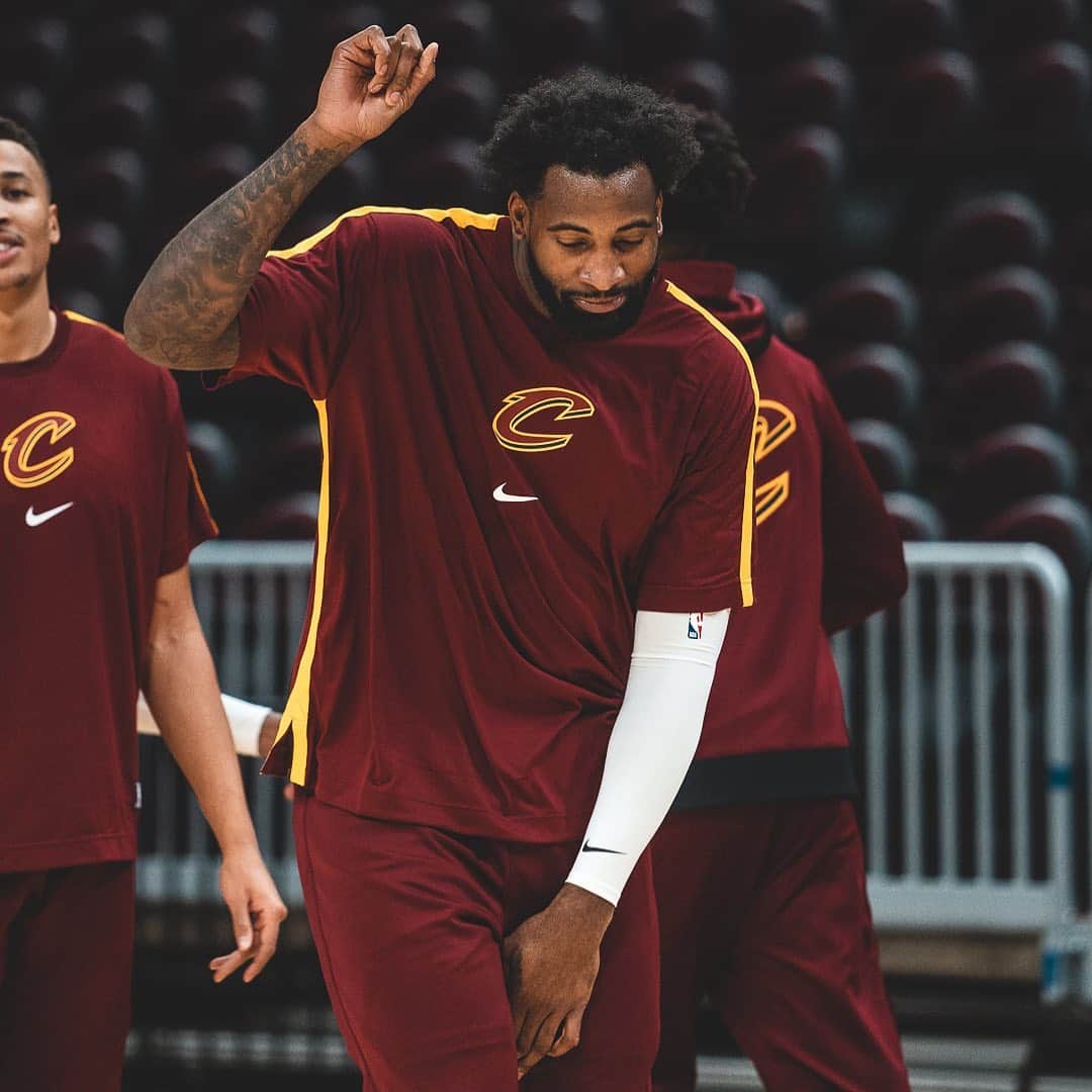 アンドレ・ドラモンドのインスタグラム：「Nice kickoff to preseason last night! 😈🔒🔥🦍 all my @cavs fans show some love!! #1-0」