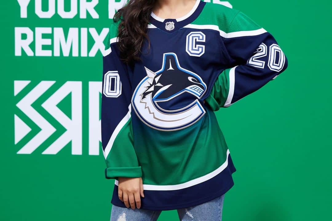 NHLさんのインスタグラム写真 - (NHLInstagram)「Blue and green never looked so good, @canucks. 🟢🔵  Shop #ReverseRetro by @adidashockey ➡️ Adidas.com/hockey & NHLShop.com」12月14日 2時05分 - nhl