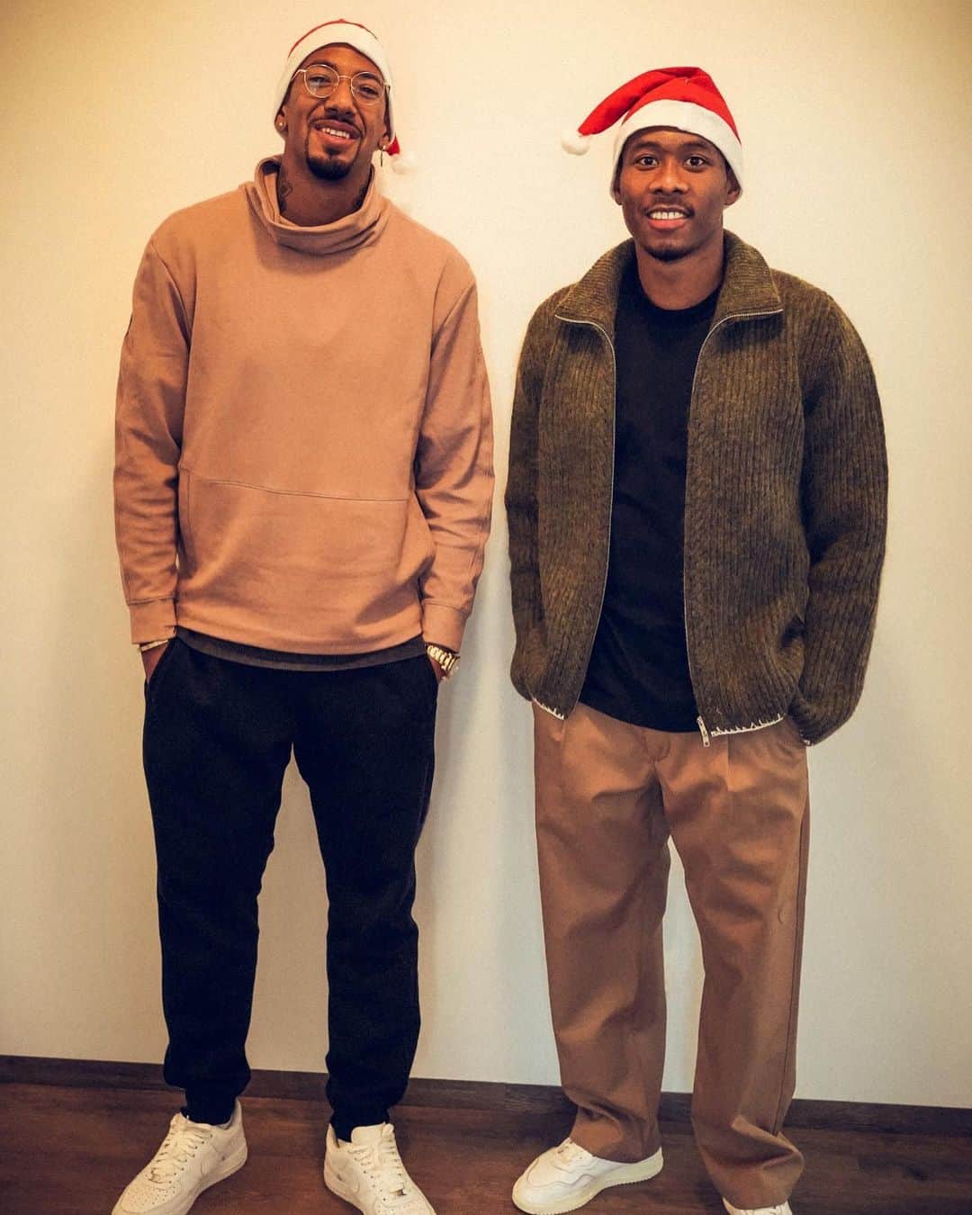 ジェローム・ボアテングのインスタグラム：「Teamed up with Santa David to surprise the kids in Berlin, Munich and Vienna 🎅🏽 Merry Xmas to all of you and we hope you get well soon! It was great to speak to you all ❤️🙌🏽 hopefully next year in person again! @chariteberlin @st.anna.kinderkrebsforschung @haunerverein」