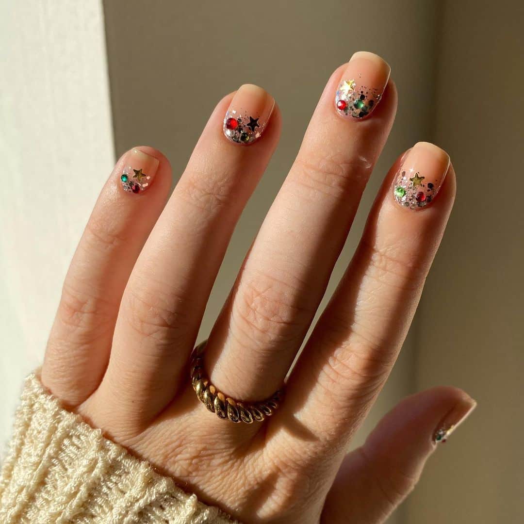 Soniaさんのインスタグラム写真 - (SoniaInstagram)「Holiday Sparkles🎄 Inspired by the beautiful glittery mess at the bottom of a box of ornaments✨ - Products used: Sheer base - @ellamila Bare Silver Glitter - @essie Set In Stones Rhinestones - Amazon Stars - @deco.miami decals Ring - @littleskystone」12月14日 2時08分 - badgirlnails
