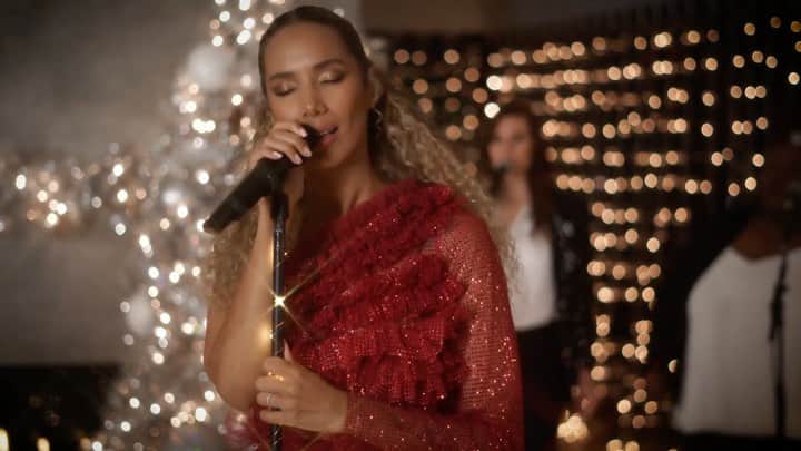 レオナ・ルイスのインスタグラム：「What are you dreaming of for Christmas? ✨✨✨ #whitechristmas #otisredding  thank you @noceilingsent for creating this Sparkly Wintery Wonderland in my living room 🤍 and @edwinjcarranza for the musical magic 🪄 🎶 ✨」
