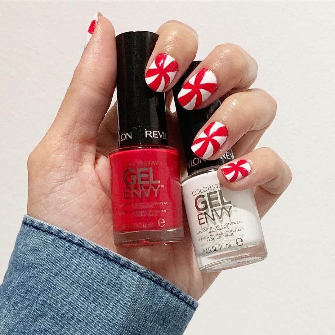 Revlonさんのインスタグラム写真 - (RevlonInstagram)「Nail candy 🍬 What color(s) mani are you sporting right now?  @lamirinails is holiday ready with our two-step, longwear #ColorStay #GelEnvy Longwear #NailPolish in Roulette Rush (620) & Sure Thing (510)」12月14日 2時08分 - revlon